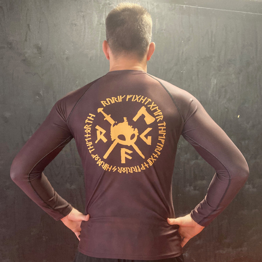 Paita kuvattu takaa selkälogo Rurik fg nogi bjj rash guard pitkähihainen treenipaita ja ottelupaita. ruskea paita kuvattu takaa.