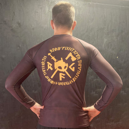 Paita kuvattu takaa selkälogo Rurik fg nogi bjj rash guard pitkähihainen treenipaita ja ottelupaita. ruskea paita kuvattu takaa.