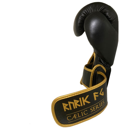 Musta-kultaiset Rurik FG Cælic Series 2.0 Nyrkkeilyhanskat. Premium-tason Rurik Cælic 2.0 nyrkkeilyhanskat aidosta nahasta. Kiitetyssä mallissa on erinomainen ranteen suoja varsinkin potkunyrkkeilyyn ja Muay Thaihin.
Ajattoman tyylikkäät ja todella jämäkät hanskat aitoa nahkaa. Kuvassa hanska sivusta ja remmin yksityiskohta. 
