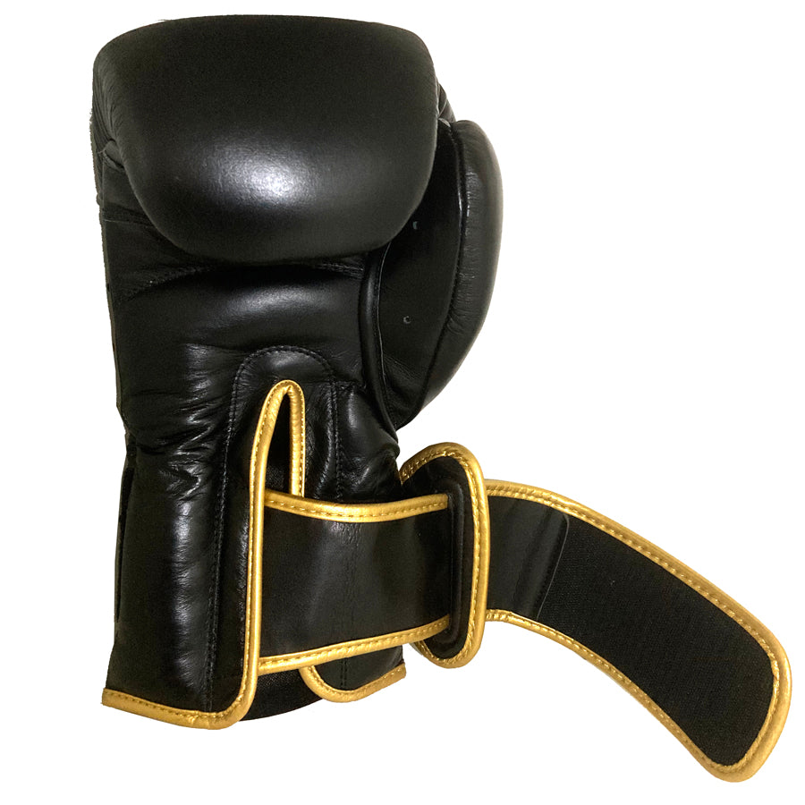 Musta-kultaiset Rurik FG Cælic Series 2.0 Nyrkkeilyhanskat. Premium-tason Rurik Cælic 2.0 nyrkkeilyhanskat aidosta nahasta. Kiitetyssä mallissa on erinomainen ranteen suoja varsinkin potkunyrkkeilyyn ja Muay Thaihin.
Ajattoman tyylikkäät ja todella jämäkät hanskat aitoa nahkaa. Kuvassa hanskan kiinnitys. 