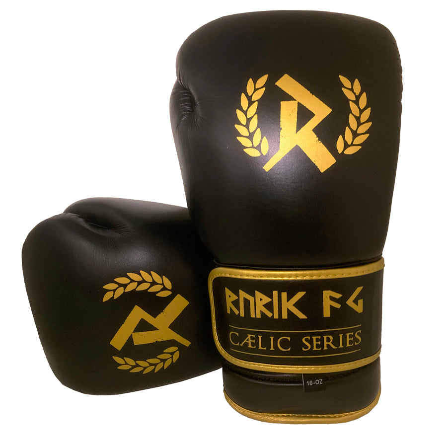 Musta-kultaiset Rurik FG Cælic Series 2.0 Nyrkkeilyhanskat. Premium-tason Rurik Cælic 2.0 nyrkkeilyhanskat aidosta nahasta. Kiitetyssä mallissa on erinomainen ranteen suoja varsinkin potkunyrkkeilyyn ja Muay Thaihin.
Ajattoman tyylikkäät ja todella jämäkät hanskat aitoa nahkaa. Kuvassa hanska pystyssä ja toinen takana. 