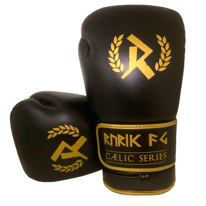 Musta-kultaiset Rurik FG Cælic Series 2.0 Nyrkkeilyhanskat. Premium-tason Rurik Cælic 2.0 nyrkkeilyhanskat aidosta nahasta. Kiitetyssä mallissa on erinomainen ranteen suoja varsinkin potkunyrkkeilyyn ja Muay Thaihin.
Ajattoman tyylikkäät ja todella jämäkät hanskat aitoa nahkaa. Kuvassa hanska pystyssä ja toinen takana. 