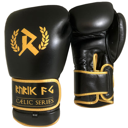 Musta-kultaiset Rurik FG Cælic Series 2.0 Nyrkkeilyhanskat. Premium-tason Rurik Cælic 2.0 nyrkkeilyhanskat aidosta nahasta. Kiitetyssä mallissa on erinomainen ranteen suoja varsinkin potkunyrkkeilyyn ja Muay Thaihin.
Ajattoman tyylikkäät ja todella jämäkät hanskat aitoa nahkaa. Kuvassa hanskapari. 
