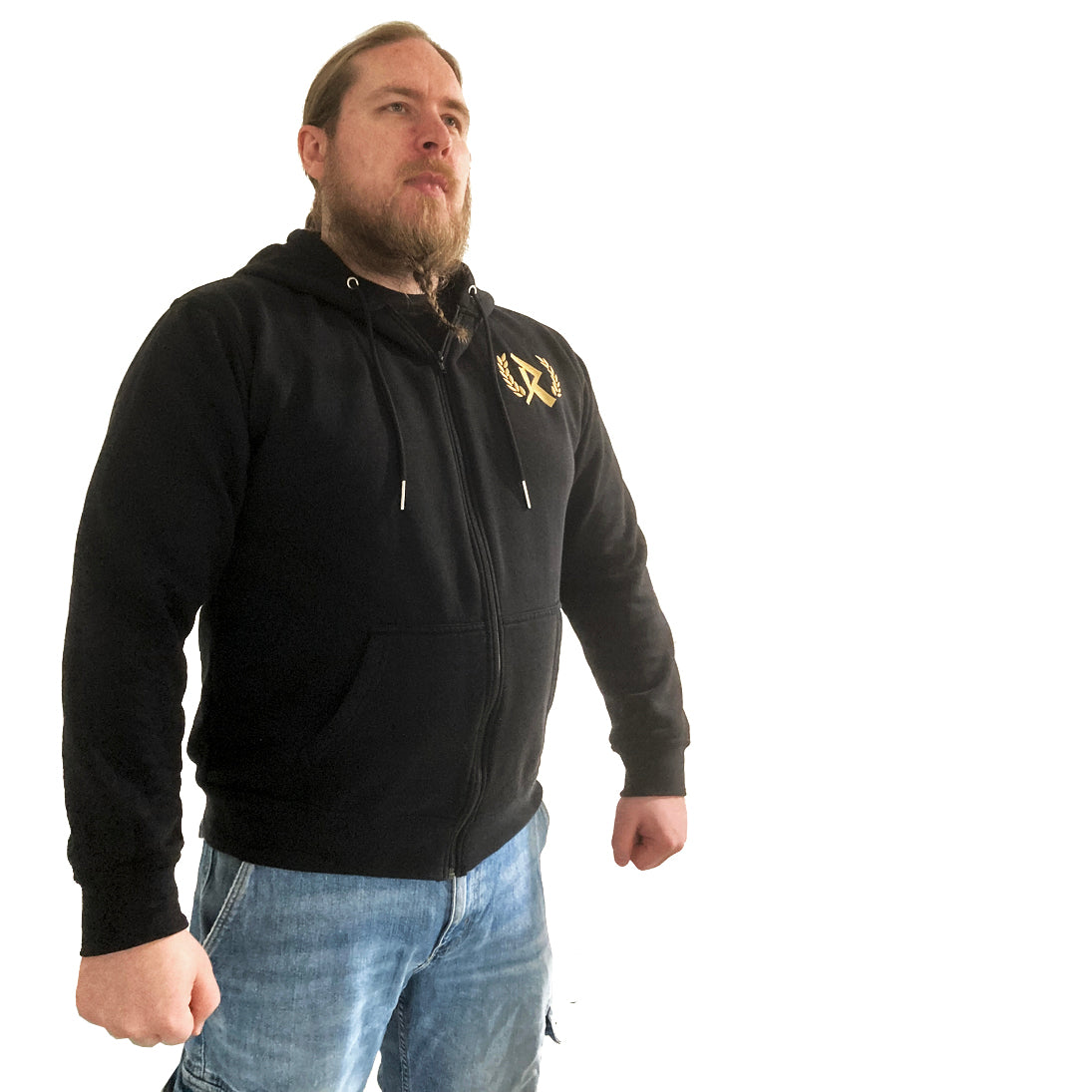 Rurik Cælic vetoketjuhuppari on täydellinen valinta arkeen, treeneihin tai vapaa-aikaan. Brodeeratut logot ja tekstit.Kuvassa huppari Mikan päällä edestä. 