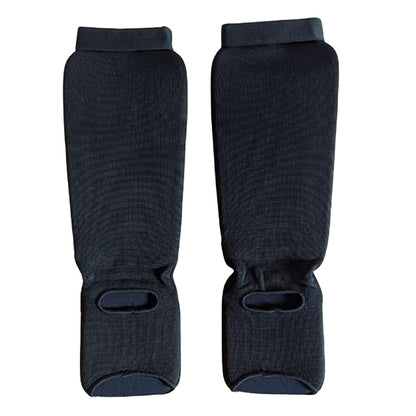 Rurik Fightgear sukkamalliset säärisuojat tarjoavat ensiluokkaista suojaa kamppailulajien harrastajille ja kilpailijoille. BJJ, thai, kickboxing, MMA suojat. Kuvassa säärisuojat takaa. 