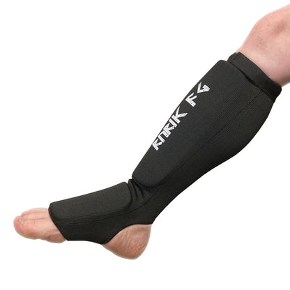 Rurik Fightgear sukkamalliset säärisuojat tarjoavat ensiluokkaista suojaa kamppailulajien harrastajille ja kilpailijoille. BJJ, thai, kickboxing, MMA suojat. Kuvassa säärisuoja jalassa. 