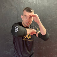Rurik FG kyynärpääsuojat on suunniteltu erityisesti kamppailulajien harrastajille, jotka vaativat sekä mukavuutta että maksimaalista suojaa. Ne soveltuvat erinomaisesti Muay Thaihin, MMA:han ja muihin täyskontaktin lajeihin, joissa kyynärpäihin kohdistuu iskuja ja kontaktia. Kuvassa kyynärsuojat Henrin päällä. 