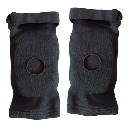 Rurik FG kyynärpääsuojat on suunniteltu erityisesti kamppailulajien harrastajille, jotka vaativat sekä mukavuutta että maksimaalista suojaa. Ne soveltuvat erinomaisesti Muay Thaihin, MMA:han ja muihin täyskontaktin lajeihin, joissa kyynärpäihin kohdistuu iskuja ja kontaktia. Kuvassa kyynärsuojat taipeen puolelta. 