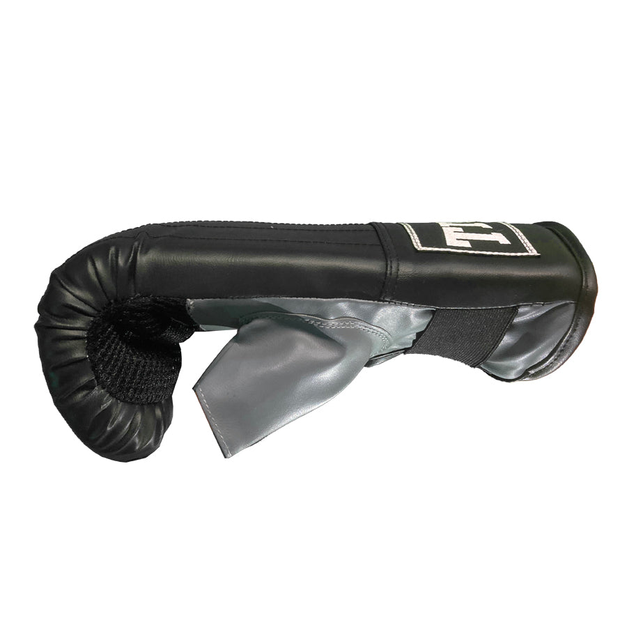 TITLE aloittelevan kuntonyrkkeilijän setti säkkihanskat, pistehanskat ja hyppynaru. Kuvassa säkkihanska sivulta