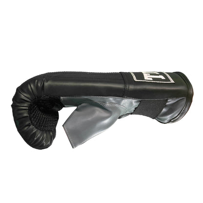 TITLE aloittelevan kuntonyrkkeilijän setti säkkihanskat, pistehanskat ja hyppynaru. Kuvassa säkkihanska sivulta