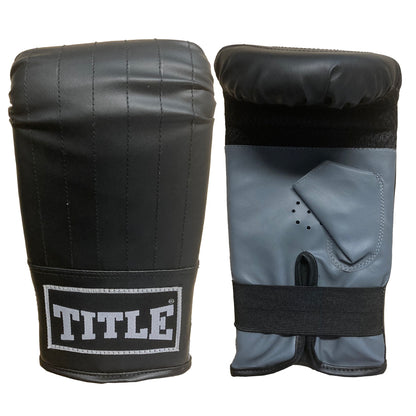 TITLE aloittelevan kuntonyrkkeilijän setti säkkihanskat, pistehanskat ja hyppynaru. Kuvassa säkkihaskat rystys ja kämmenpuolelta kuvattuna