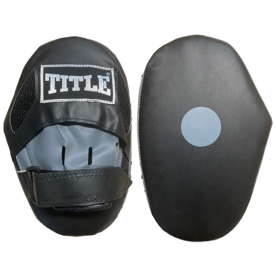 TITLE aloittelevan kuntonyrkkeilijän setti säkkihanskat, pistehanskat ja hyppynaru. Kuvassa pistarit kämmen ja rystyspuolelta. 