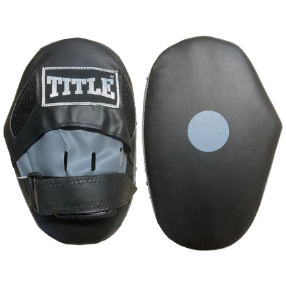 TITLE aloittelevan kuntonyrkkeilijän setti säkkihanskat, pistehanskat ja hyppynaru. Kuvassa pistarit kämmen ja rystyspuolelta. 