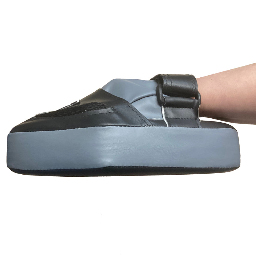 TITLE aloittelevan kuntonyrkkeilijän setti säkkihanskat, pistehanskat ja hyppynaru. Kuvassa pistehanska kädessä