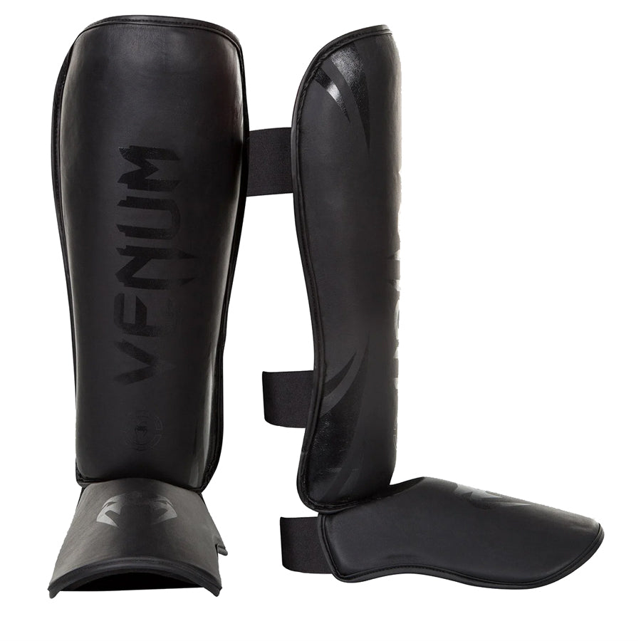 Kevyet ja kestävät Venum Challenger Standup -säärisuojat tarjoavat erinomaisen suojan ja istuvuuden kamppailulajeihin, kuten Muay Thai ja potkunyrkkeily. Kuvassa säärisuojapari. Pt-combat.fi