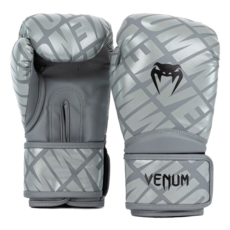 VENUM Contender 1.5 XT Nyrkkeilyhanskat - hopea. Ihanteellinen lajeihin nyrkkeily, Muay Thai -nyrkkeilj ja potkunyrkkeily. Kuvassa hanskat rystypuolelta ja kämmenpuolelta.