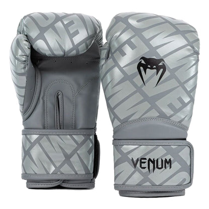 VENUM Contender 1.5 XT Nyrkkeilyhanskat - hopea. Ihanteellinen lajeihin nyrkkeily, Muay Thai -nyrkkeilj ja potkunyrkkeily. Kuvassa hanskat rystypuolelta ja kämmenpuolelta.