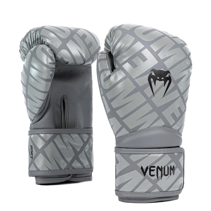 VENUM Contender 1.5 XT Nyrkkeilyhanskat - hopea. Ihanteellinen lajeihin nyrkkeily, Muay Thai -nyrkkeilj ja potkunyrkkeily. Kuvassa hanskojen yksityiskohtia.