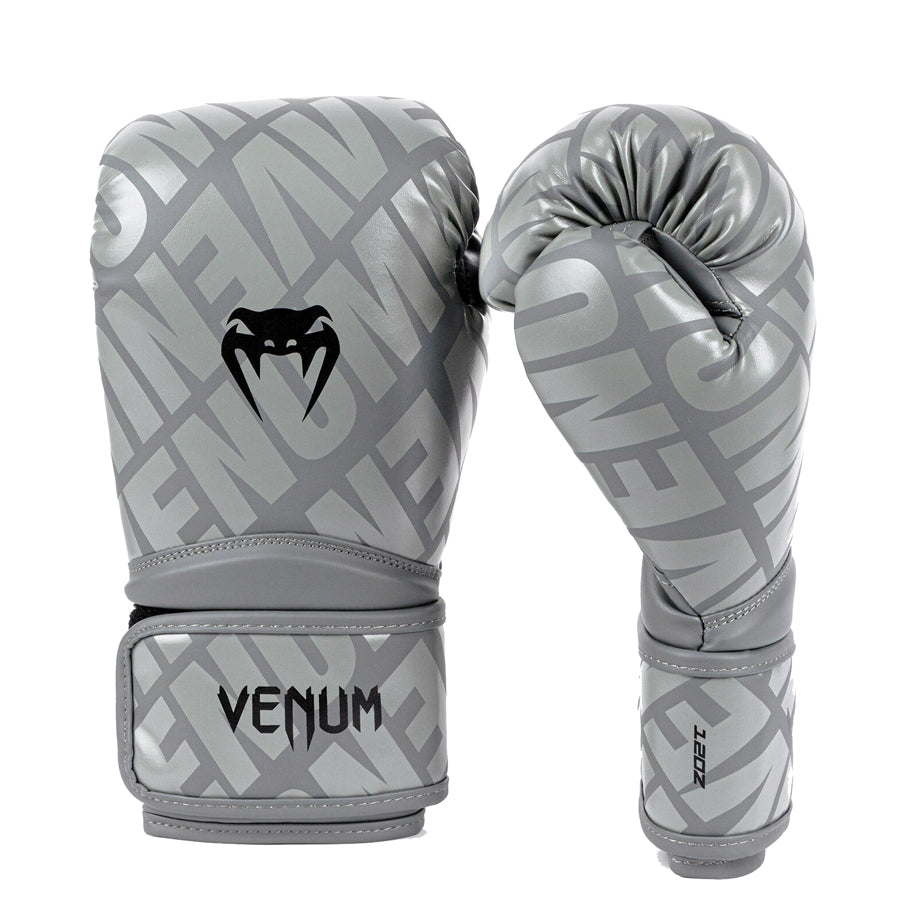 VENUM Contender 1.5 XT Nyrkkeilyhanskat - hopea. Ihanteellinen lajeihin nyrkkeily, Muay Thai -nyrkkeilj ja potkunyrkkeily. Kuvassa hanskat rystypuolelta ja sivusta.