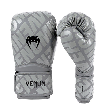 VENUM Contender 1.5 XT Nyrkkeilyhanskat - hopea. Ihanteellinen lajeihin nyrkkeily, Muay Thai -nyrkkeilj ja potkunyrkkeily. Kuvassa hanskat rystypuolelta ja sivusta.