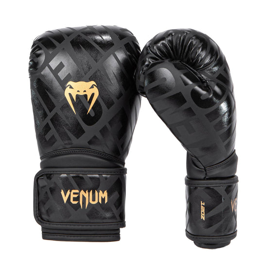 VENUM Contender 1.5 XT Nyrkkeilyhanskat - Musta/Kulta. Ihanteellinen lajeihin nyrkkeily, Muay Thai -nyrkkeilj ja potkunyrkkeily. Kuvassa hanskat edestä ja sivusta.