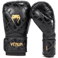 VENUM Contender 1.5 XT Nyrkkeilyhanskat - Musta/Kulta. Ihanteellinen lajeihin nyrkkeily, Muay Thai -nyrkkeilj ja potkunyrkkeily. Kuvassa hanskat edestä ja sivusta, yksityiskohdat.