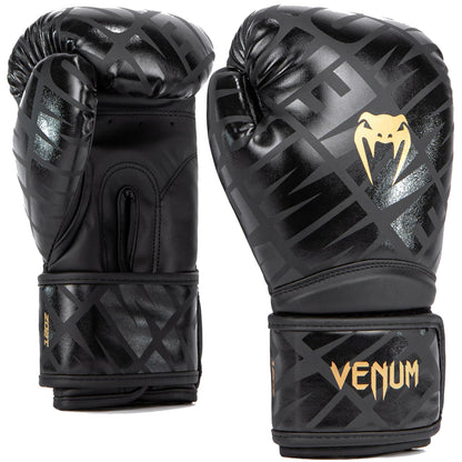 VENUM Contender 1.5 XT Nyrkkeilyhanskat - Musta/Kulta. Ihanteellinen lajeihin nyrkkeily, Muay Thai -nyrkkeilj ja potkunyrkkeily. Kuvassa hanskojen yksityiskohtia.