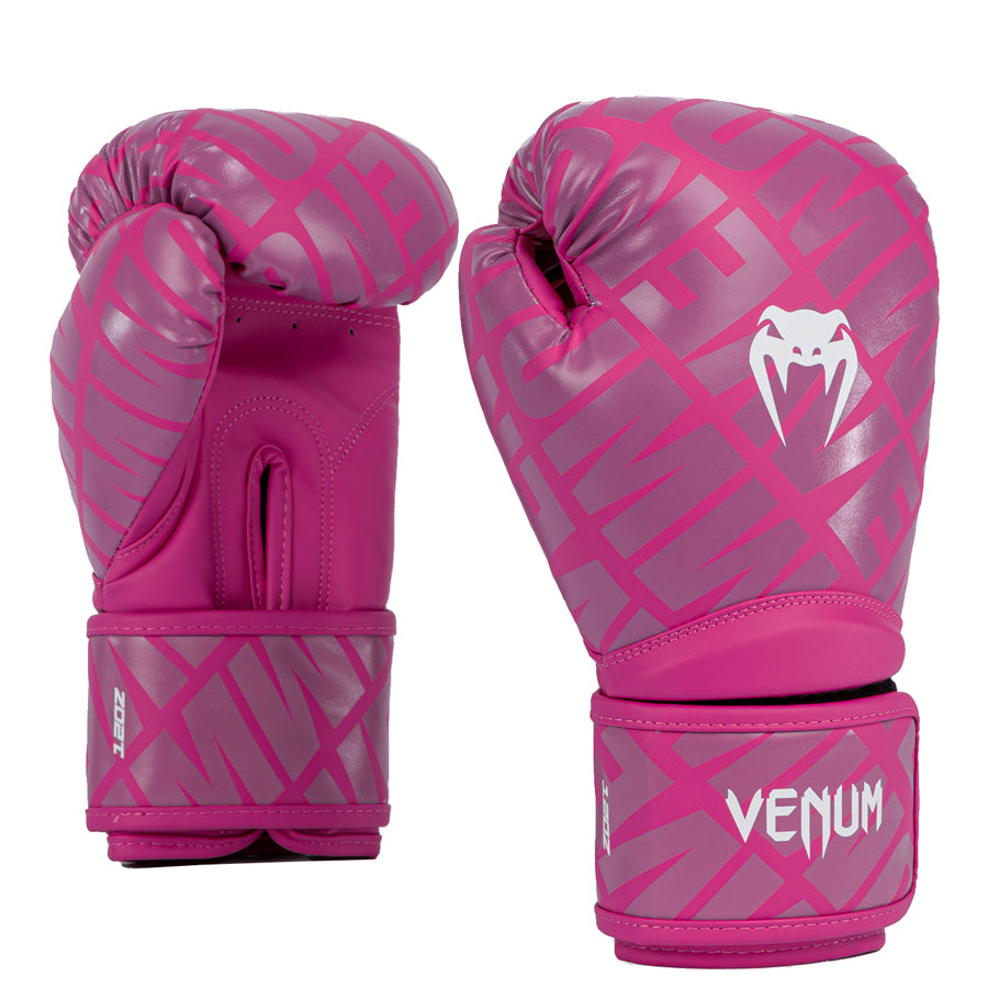VENUM Contender 1.5 XT Nyrkkeilyhanskat - pinkki/valkoinen. Ihanteellinen lajeihin nyrkkeily, Muay Thai -nyrkkeilj ja potkunyrkkeily. Kuvassa hanskat viistosta kulmasta.