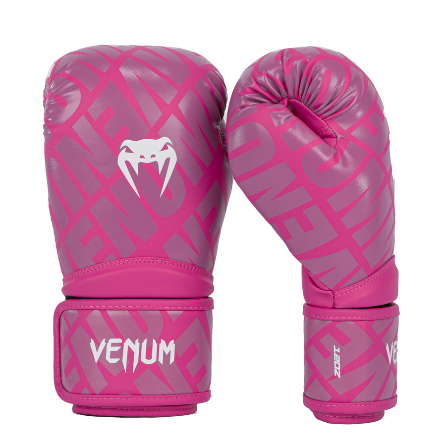 VENUM Contender 1.5 XT Nyrkkeilyhanskat - 
 Pinkki/valkoinen . Ihanteellinen lajeihin nyrkkeily, Muay Thai -nyrkkeilj ja potkunyrkkeily. Kuvassa hanskat edestä ja sivusta.