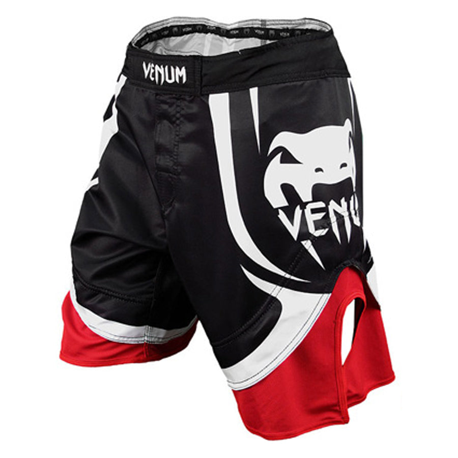 Kestävästä mikrokuidusta valmistetut MMA -kamppailu shortsit taattua Venum -laatua! Kuvassa shortsit viistosti kuvattuna. Osta venumin tuotteet osoitteesta pt-combat.fi 