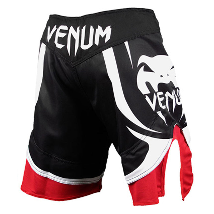 Kestävästä mikrokuidusta valmistetut MMA -kamppailu shortsit taattua Venum -laatua! Kuvassa shortsit takaa kuvattuna. Osta venumin tuotteet osoitteesta pt-combat.fi 