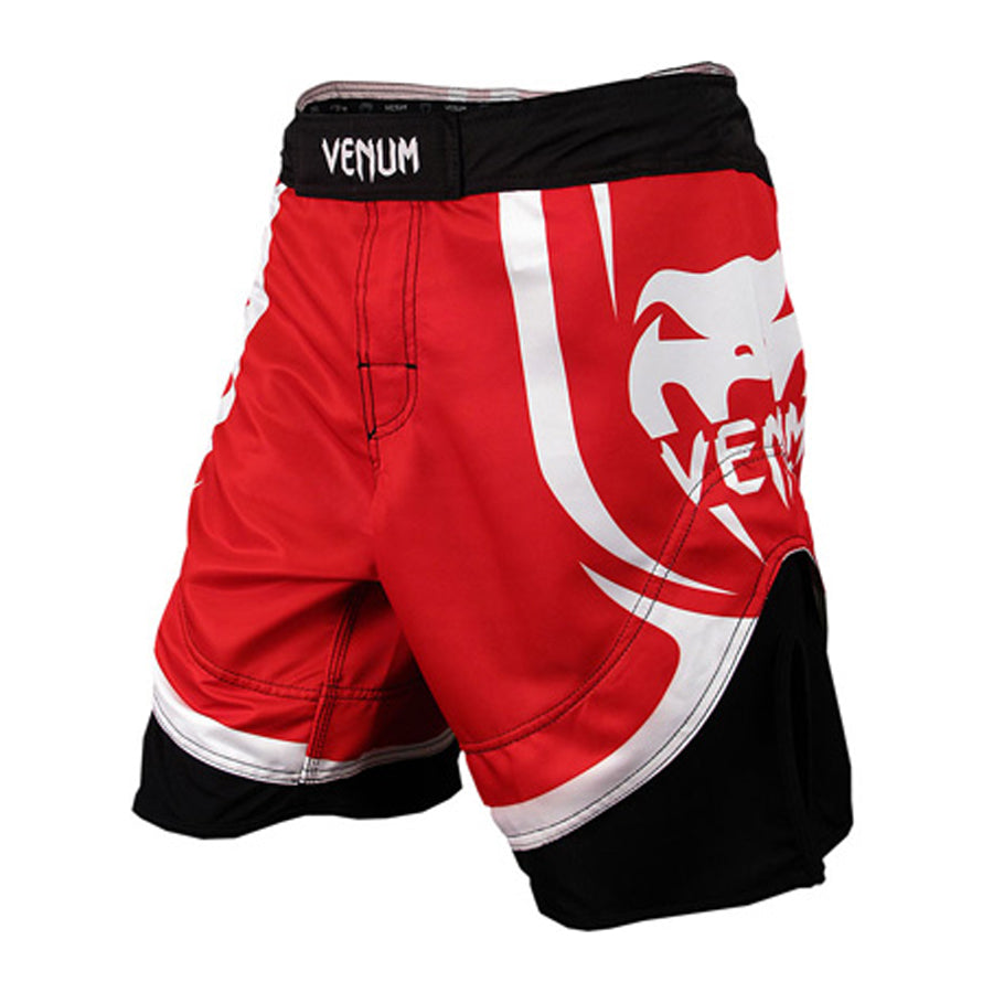 Kestävästä mikrokuidusta valmistetut Electron 2.0 MMA -kamppailu shortsit taattua Venum -laatua! Kuvassa fight shorts viistosti kuvattuna. Osta venumin tuotteet osoitteesta pt-combat.fi 