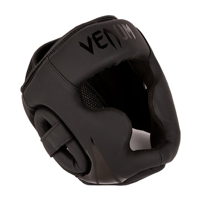 Venum nyrkkeilykypärä lapsille musta nyrkkeily lasten kamppailuvarusteet kypärä kids boxing helmet head gear kypärä lapselle, kuvattu viistosti edestä