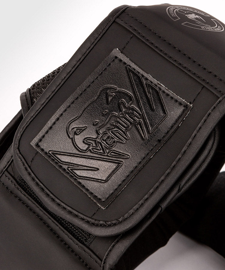 Venum nyrkkeilykypärä lapsille musta nyrkkeily lasten kamppailuvarusteet kypärä kids boxing helmet head gear kypärä lapselle, kuvattu edestä, tarran yksityiskohta