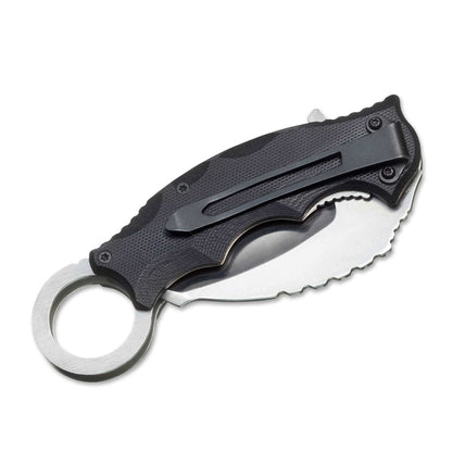 Böker Magnum Alpha Kilo Karambit jousella avautuvalla terällä. Kuva terä kahvan sisällä. 