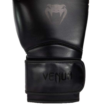 Venum Contender 1.5 on laadukas aloitustason nyrkkeilyhanska säännölliseen käyttöön. Tyylikäs mustaa mustalla -kuviointi. Kuvassa hanskan yksityiskohta. Pt-combat.fi