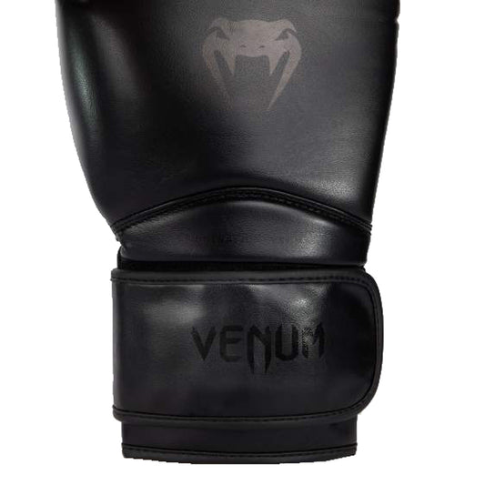 Venum Contender 1.5 on laadukas aloitustason nyrkkeilyhanska säännölliseen käyttöön. Tyylikäs mustaa mustalla -kuviointi. Kuvassa hanskan yksityiskohta. Pt-combat.fi
