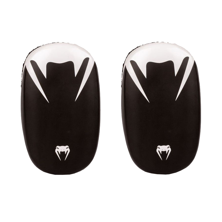 Venum light kick pads  muay Thai pädit musta valkoinen edestä