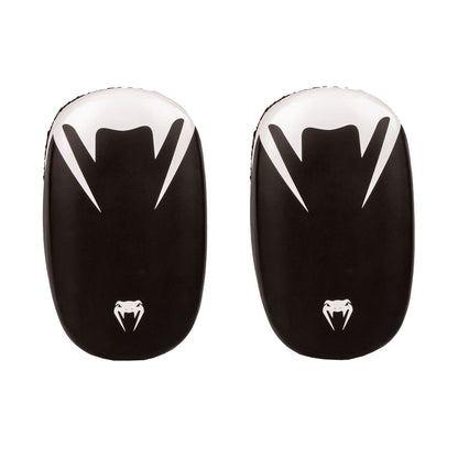 Venum light kick pads  muay Thai pädit musta valkoinen edestä