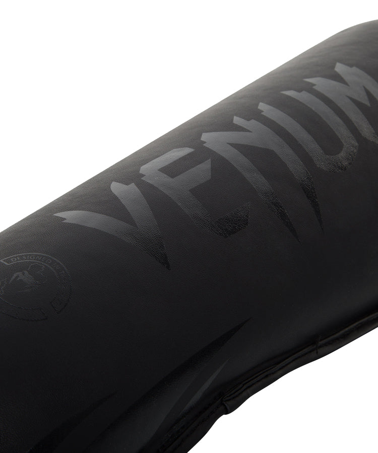 Kevyet ja kestävät Venum Challenger Standup -säärisuojat tarjoavat erinomaisen suojan ja istuvuuden kamppailulajeihin, kuten Muay Thai ja potkunyrkkeily. Kuvassa logo. Pt-combat.fi