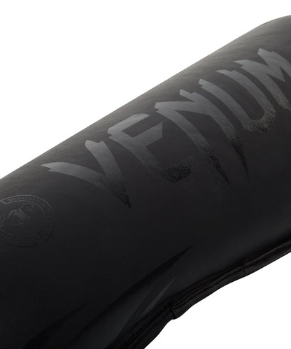 Kevyet ja kestävät Venum Challenger Standup -säärisuojat tarjoavat erinomaisen suojan ja istuvuuden kamppailulajeihin, kuten Muay Thai ja potkunyrkkeily. Kuvassa logo. Pt-combat.fi