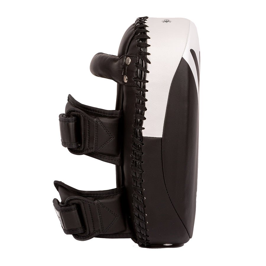 Venum light kick pads  muay Thai pädit musta valkoinen kuvattu sivusta