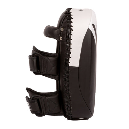 Venum light kick pads  muay Thai pädit musta valkoinen kuvattu sivusta