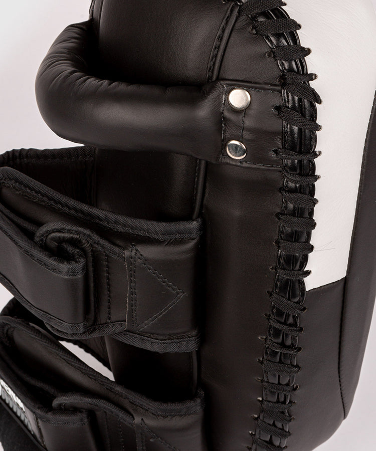 Venum light kick pads  muay Thai pädit musta valkoinen yksityiskohta sivusta