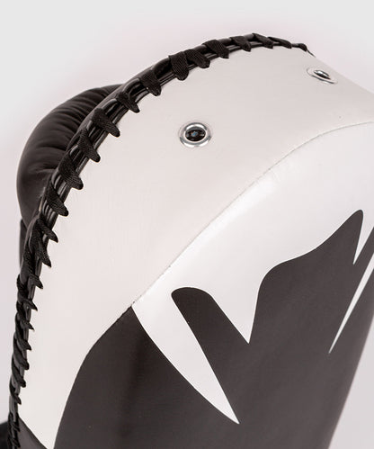 Venum light kick pads  muay Thai pädit musta valkoinen yläosa