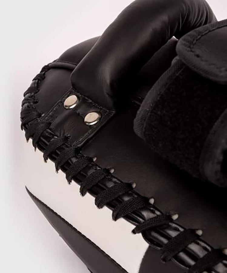 Venum light kick pads  muay Thai pädit musta valkoinen yksityiskohta