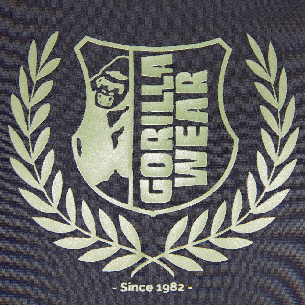 Gorilla wear Cypress Rashguar puristava keskipitkähihainen paita. Kuvasta yksityiskohta Logo niskasta