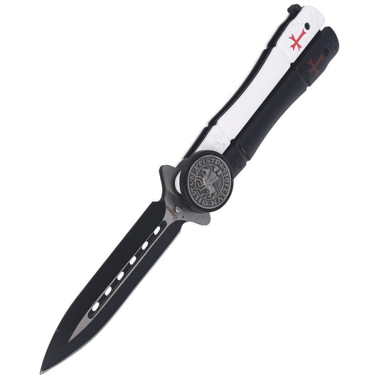 Albainox Crusader  Balisong Perhosveitsi. Pituus suljettuna 5 1/4″, terämateriaali 440 ruostumaton, teräsvahvistettu alumiinikahva. Komea ristiretkiaiheinen koristelu. Valmistaja Albainox. Kuvassa veitsi terä auki käännettynä. 