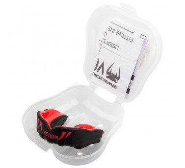 Lasten hammassuoja venum challenger kids mukana tuleva rasia. Lapsille sopivat hammassuojat. Hammassuojain nyrkkeilyyn, thainyrkeilyyn, Brasilian jiu jitsuun, potkunyrkkeilyyn ja taekwondo.