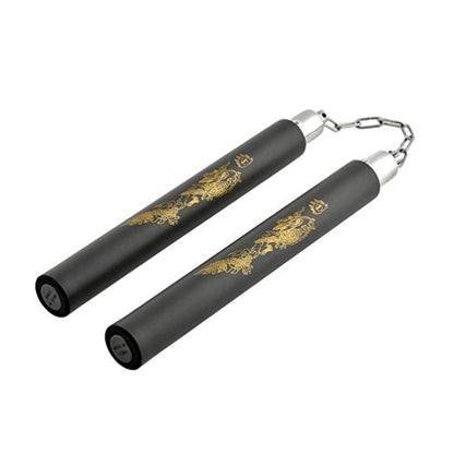Soft training nunchaku harjoittelu nuncha kepit merkitä Rough Rider. Kumipäällysteiset puiset nunchakut hitsatuilla ketjulenkeillä. Erinomaiset niin aloittelijalle että kokeneemmallekin, uusien tekniikoiden kuhmuttomaan opetteluun. Kuvassa kuvioinnit näkyvissä.